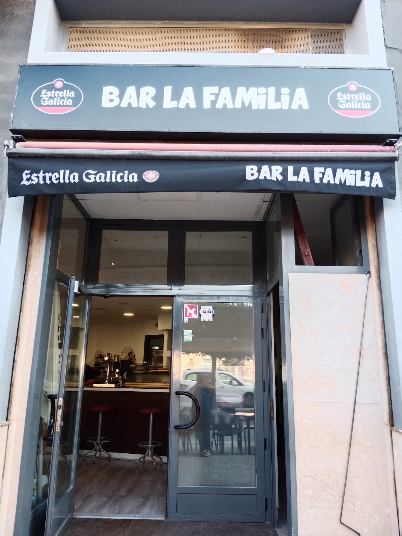 Fachada del Bar La Familia en el Carrer del Vicari Camarena