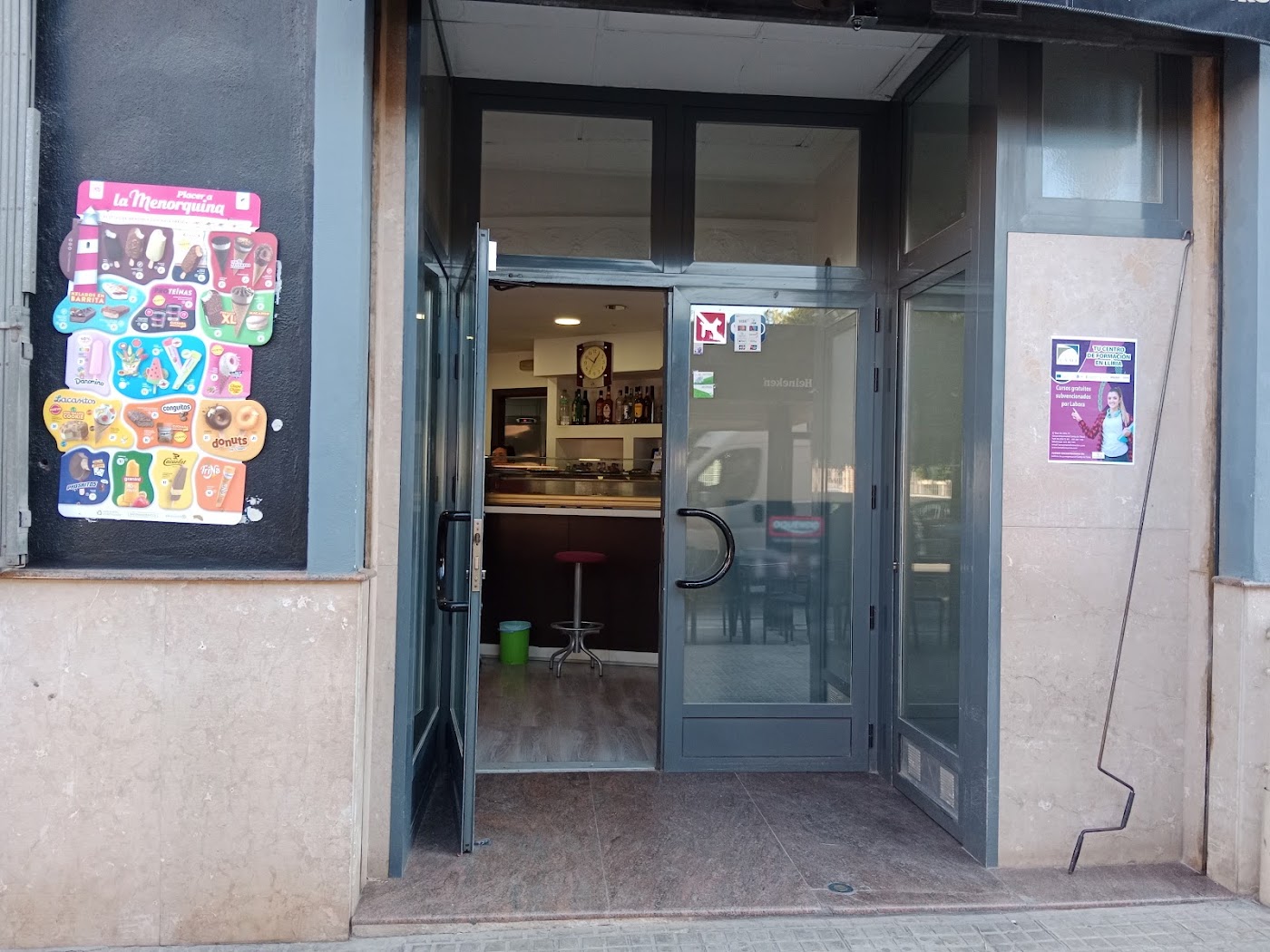 Entrada del Bar La Familia en el Carrer del Vicari Camarena
